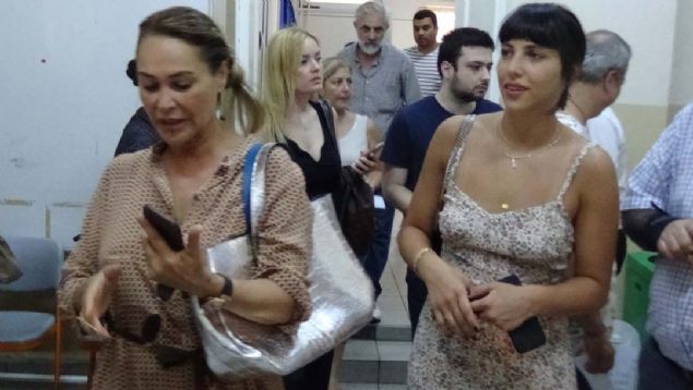 Hlya Avar, okula girince bir vatandan kendi soyadnn da Avar olduunu sylemesi zerine 'Bizim airetten misiniz, akn' diyerek ak iareti yapt.   <br><br>  Bir baka vatanda da Zehra ilingirolu'na, 'Zehra, mhr gtrme bu sefer' deyince Hlya Avar'n, 'Mhr gtrmeyeceiz bu sefer' demesi glmelere neden oldu. 