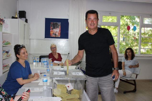 Acun Ilcal  <br><br>  Oyunu kullanan nl televizyoncu Acun Ilcal, 'ehrimiz iin hayrl olmasn diliyorum ama gnlmden en ok ne geiyor diyorsanz lkemizdeki gerilimin bitmesini istiyorum. Bunun iin dua ediyorum. nallah bu son dnemdeki kutuplama bir an nce azalarak biter.   <br><br>  Huzurlu, mutlu gnlerimizi tekrar yaamaya balarz. Fazla gerilim var, hi de mutlu deilim bu durumdan, inallah uzlama olur' dedi.    