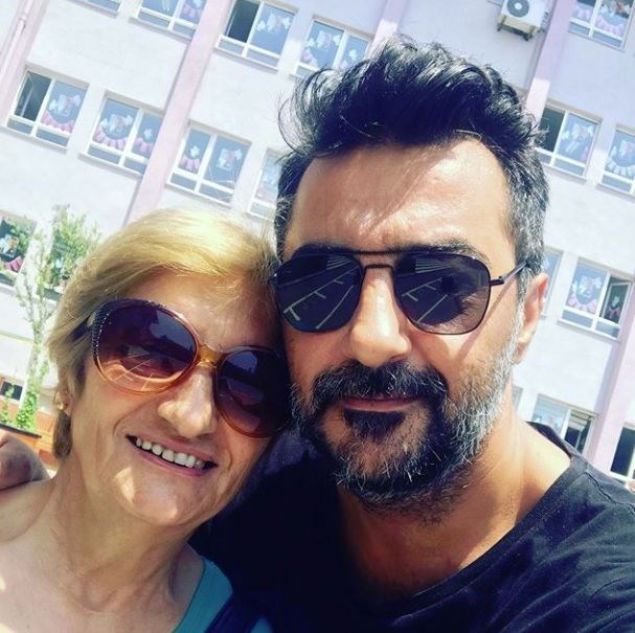 Celil Nalakan  <br><br>  nl oyuncu Celil Nalakan, annesiyle oy kullandktan sonra ektii fotoraf sosyal medyada paylaarak, 'Canm annemle oyumuzu kullandk. Babam, 'o ii' sabahtan halletmi' notunu yazd.   <br><br>  Nalakan, paylamnda, 'Oy ver' etiketi de kulland.   