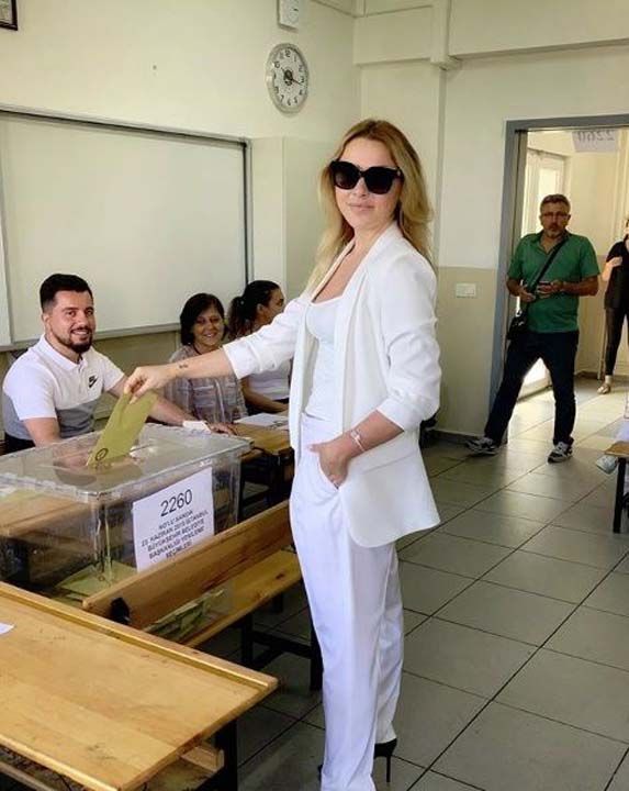 Hadise  <br><br>  nl arkc Hadise, oy verirken ekilen fotorafn 'Oy ver' etiketiyle Instagram hesabnda paylat.            