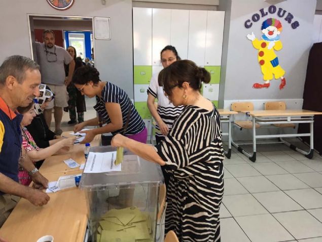 Bugn, yeniden yaplan stanbul Bykehir Belediye Bakanl seimi iin stanbullular sandk bana gidiyor.  <br><br>  23 Haziran seimlerinde nller de oy kullanyor.  <br><br>  te sandk banda grntlenen nller...               