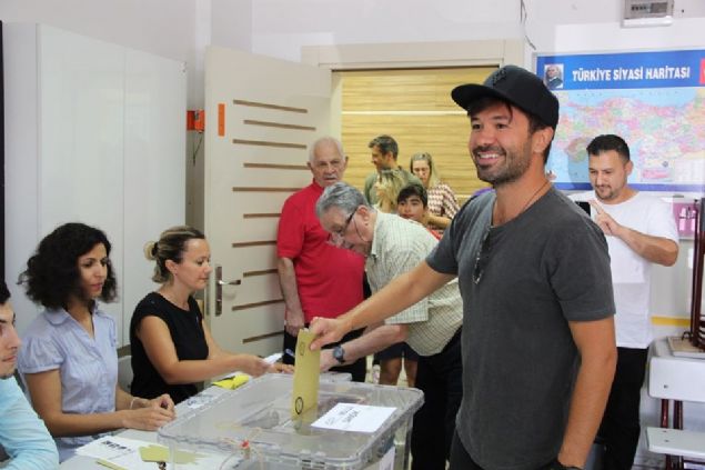 Yaln  <br><br>  Beikta Ltfi Banat lkokulu'nda oy kullanan ve seim sonucunda kazanann stanbul halk olmasn temenni eden nl sanat Yaln, 'Tek syleyeceim kazanan stanbul olsun inallah. ok gzel bir ehirde yayoruz, inallah kymetini bileceimiz bir gelecek olsun' dedi.    