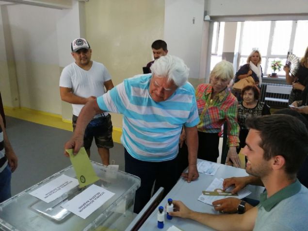 Cneyt Arkn  <br><br>  Yeilam'n usta oyuncu Cneyt Arkn, yeniden yaplan stanbul Bykehir Belediye Bakanl seimi iin oyunu Beikta'ta kulland.  <br><br>  Ali Yalkn Ortaokulu'nda ei Betl Creklibatr ile oy kullanmaya gelen Cneyt Arkn, aracndan okulun d kapsna kadar tekerlekli sandalye ile geldi.  <br><br>  1014 numaral sandn bulunduu salonda oy vermek iin sraya giren Arkn, bir sre sandk grevlileri ile sohbet etti.  <br><br>  Cneyt Arkn, oy pusulasnn bulunduu zarf oy sandna 'Hadi bismillah' diyerek att.   <br><br>  Cneyt Arkn'n ei Betl Creklibatr da ayn sandkta oyunu kulland.   <br><br>  Oy kullandktan sonra seimle ilgili temennilerini dile getiren Yeilam'n efsane ismi, 'Trkiye'nin huzura, refaha, kardelie, dostlua, beraberlie ihtiyac var. Sanyorum bu dostluk, beraberlik, omuz omuza, el ele gidiin birinci aamas oy vermek. Biz de grevimizi yaptk' dedi.        