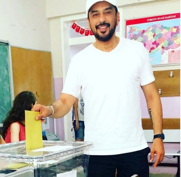 Emre Altu  <br><br>  Sandk banda ekilen fotorafn sosyal medya hesabnda paylaan nl arkc, 'Oy verdik. Hayrl olsun' dedi.   