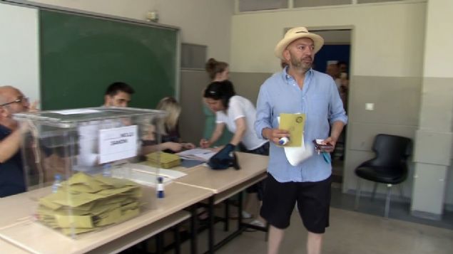 Ceyhun Ylmaz  <br><br>  nl komedyen Ceyhun Ylmaz, oyunu Beikta'taki Zbeyde Hanm Mesleki ve Teknik Anadolu Lisesi'nde kulland.  <br><br>  Ylmaz, grevlilere iyi almalar dileyerek okuldan ayrld.   