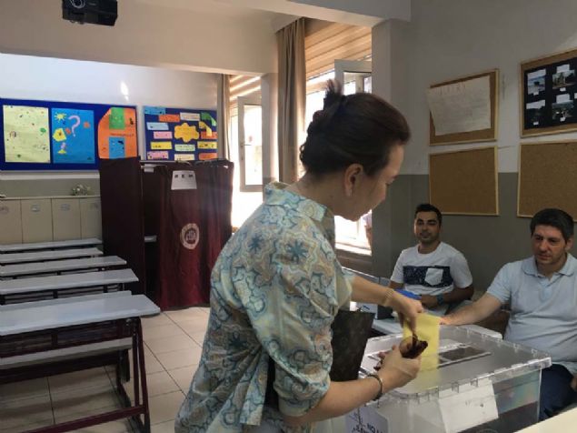 Akba, sandk grevlilerine 'doru basmak istiyorum, ieride prova yapabiliyor muyuz?' diye sordu.   <br><br>  Sandk grevlilerinin 'eride bo kat var' cevabn vermesi zerine Akba kabine girerek oyunu kulland.   <br><br>  1071 No'lu sandkta oyunu kullanan Demet Akba, 'Sk sk kullanyoruz. Hayrls olsun, teekkr ederim' diyerek okuldan ayrld.              