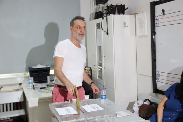 Ozan Gven  <br><br>  Beikta Ltfi Banat lkokulu'nda oy kullanan bir dier isim de Ozan Gven oldu. Gven, 'Umarm artk bu seim herkes iin adil, hakkaniyetli ve herkesin iine sinen bir seim olur.   <br><br>  Dolaysyla biz de byle her ay seim sandna gidip oy vermek durumunda kalmayz' ifadelerini kulland.    