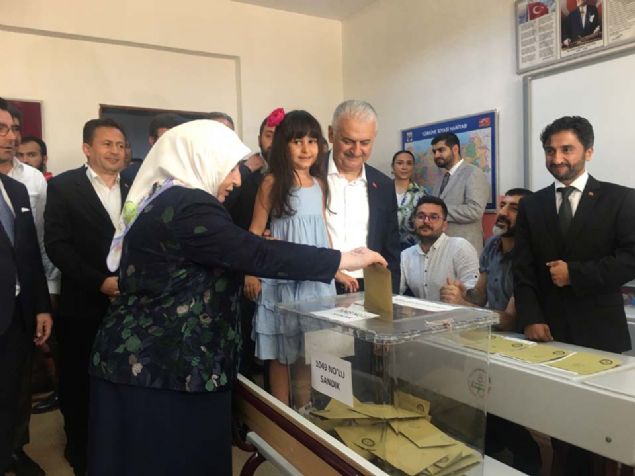 Cumhur �ttifak� �stanbul B�y�k�ehir Belediye Ba�kan Aday� Binali Y�ld�r�m oyunu kulland�.  