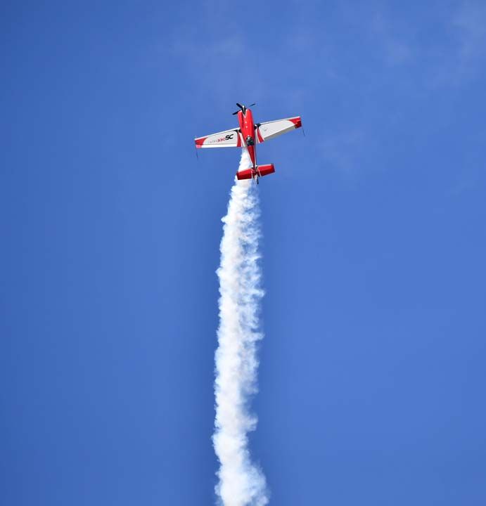 Air Show'da, Fransz pilot Aude Lemordant akrobasi uuu gerekletirdi. 