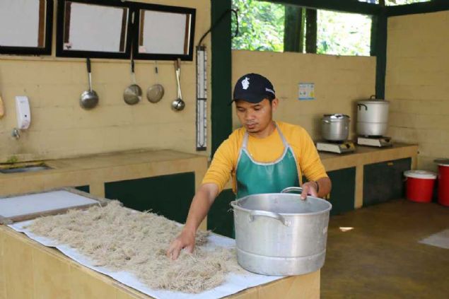 Hayvanat bahesi alannda kurulu olan Safari Poo Paper Atlyesi'nde, toplanan fil dklar, ilk aama olarak ykama daha sonra kaynatma ile dezenfeksiyon, elde edilen liflerin kurutulmas, su ile makinede kartrlarak homojen hale getirme, basklama ve son olarak da kurutulma gibi farkl aamalarn ardndan kat olarak kullanma hazr hale getiriliyor.  