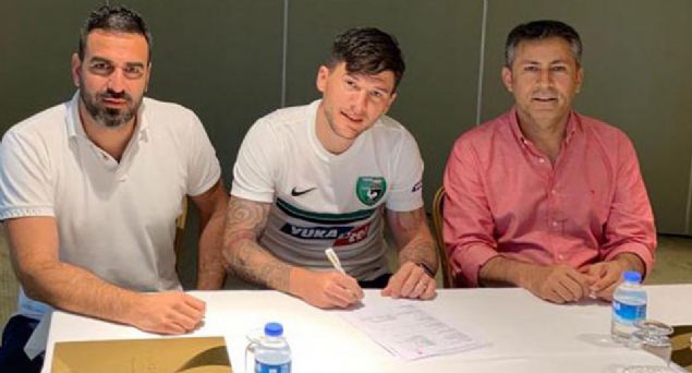                                                                 Cristian Sapunaru - Yukatel Denizlispor<br><br>  Spor Toto Sper Lig`in yeni temsilcisi Denizlispor, d transferde ilk imzay Kayserispor ile szlemesi sona eren Rumen stoper Cristian Sapunaru`ya attrd. Haluk Ulusoy Tesisleri`nde dzenlenen trenle 35 yandaki oyuncu 1 yllna yeil-siyahllara imza att.                                                                                  