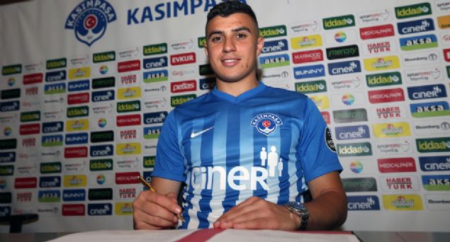                                                                 Karim Hafez - Kasmpaa<br><br>  Spor Toto Sper Lig ekibi Kasmpaa, Msrl futbolcu Karim Hafez`i satn alma opsiyonuyla 1 sezon daha kiralad. Lacivert-beyazl kulpten yaplan aklamada, geen sezonun ikinci yarsnda Kasmpaa formas giyen 23 yandaki sol kanat oyuncusu ile 1 yllk szleme imzaland belirtildi. Bonservisi Msr ekibi Wadi Degla`da bulunan Hafez, geen sezon Kasmpaa formasyla Sper Lig ve Ziraat Trkiye Kupas`nda toplam 18 mata forma giydi.                                                             