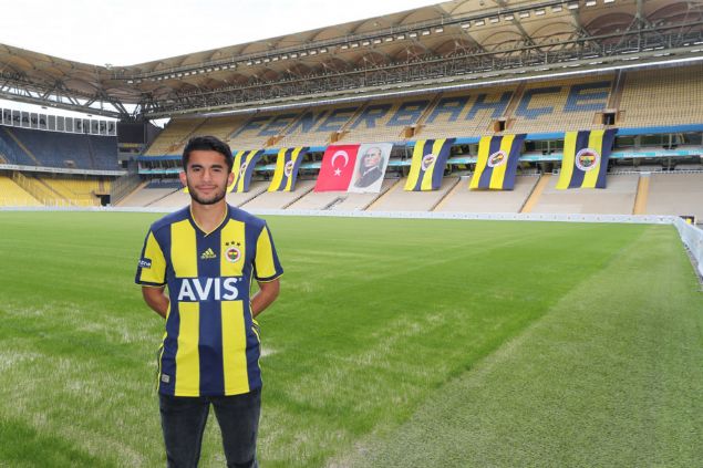                                                                 Murat Salam - Fenerbahe<br><br>  Wolfsburg II takmndan gelen 21 yandaki Murat Salam iin Fenerbahe bir bonservis demedi. Murat Salam, 10 Nisan 1998`de Hameln`de dodu. Murat Salam, futbola 2014 ylnda Hameln-Land`da balad. Kendisini hemen gsteren yldz adaynn yeni dura ise Wolfsburg oldu. Murat Salam, Alman ekibinin U17 ve U19 takmlarnda grev aldktan sonra B takmna ykseldi. 1.75 boyunda olan Salam, orta saha ve forvet arkasnda oynayabiliyor.                                                                                  