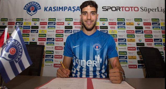                                                                 Jorge Fernandes - Kasmpaa<br><br>  Spor Toto Sper Lig ekiplerinden Kasmpaa, Portekizli defans oyuncusu Jorge Filipe Oliveira Fernandes ile 1 yllk anlama imzalad. Lacivert-beyazl kulp, Portekizli stoper Jorge Filipe Oliveira Fernandes`i satn alma opsiyonuyla bir yllna kiralad.                                                                                         