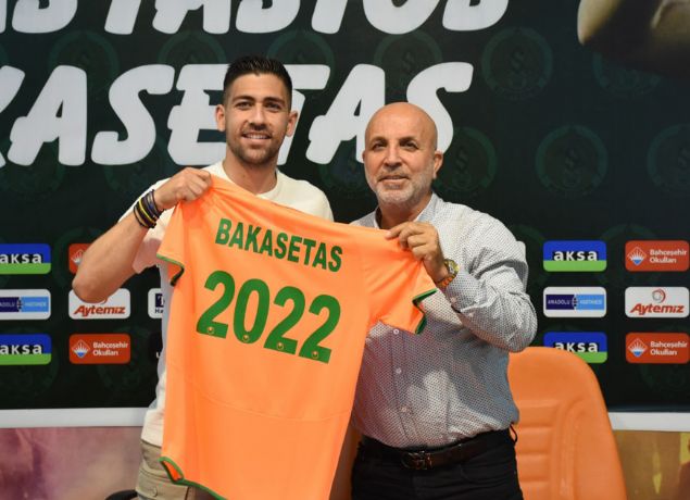                                                                 Anastasios Bakasetas - Alanyaspor<br><br>  2018-2019 sezonunda 30 mata forma giyen Bakasetas, rakip fileleri 6 kez havalandrrken, 3 gol pas verdi. Daha nce Asteras, Thrasyvoulos, Aris, Panionios ve AEK takmlarndan forma giyen Bakasetas, Yunanistan Milli Takm`yla da 21 karlamaya kt.                                                                                                