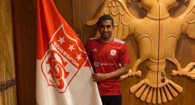                                                                Marcelo Goiano - Demir Grup Sivasspor<br><br>  Spor Toto Sper Lig ekiplerinden Demir Grup Sivasspor, 31 yandaki Brezilyal sa bek Marcelo Goiano`yu renklerine balad.s Yeni sezon ncesi transfer almalarn srdren krmz-beyazl ekip, ikinci transferini Goiano ile gerekletirdi. Portekiz Sper Lig`i ekiplerinden Braga`da forma giyen Goiano, kulp bakan Mecnun Otyakmaz`n stanbul`daki ofisinde 2 1 yllk szlemeyi imzalad. Goiano, geen sezon 37 mata forma giyerken 1 de gol att.                                                             