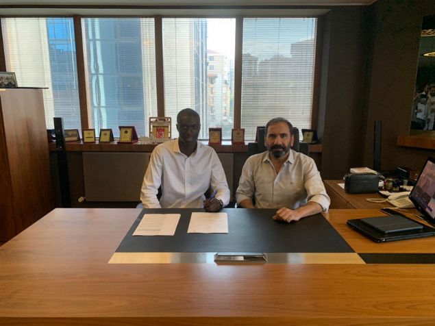                                                                 Mamadou Samassa - Sivasspor<br><br>  Montreuil`de dnyaya gelen 1.98 boyundaki Malili eldiven, geen sezon Troyes`da 36 mata forma giydi. Bu karlamalarda kalesinde 28 gol gren Samassa, 16 mata ise kalesini gole kapatmay baard. Samassa, 14 kez de Mali Milli Takm formasn giydi.                                                                                                             