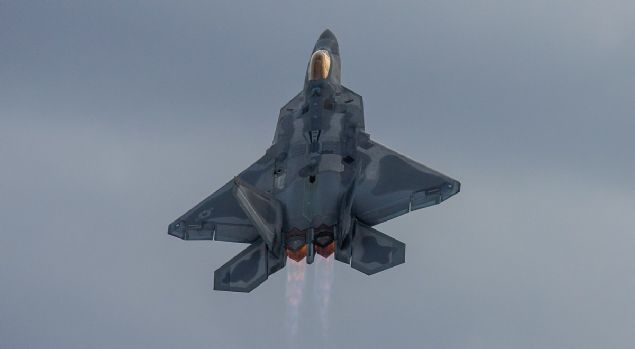 Raptor ok yksek seviyede bir gizlilik, olaanst kinematik performans ve ar manevra kabiliyetine sahipken, F-35 gizli ve olaanst sensrlere sahip olacak ekilde tasarland.    