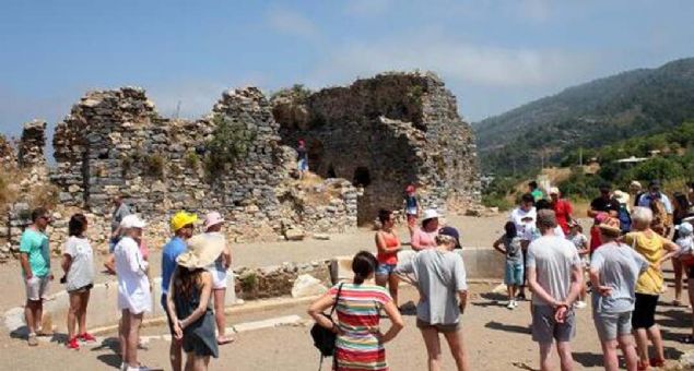 Turistler zahmetli bir yolculuktan sonra yorgunluklarn atmak iin Akdeniz'in gizli cennetlerinden biri olan Kral Koyu'na gtrlyor.     