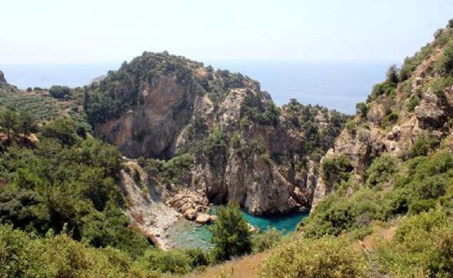 leye gelen yerli ve yabanc turistler antik kentte tarihi yaayp, rehberlerden blgenin tarihesini reniyor.     