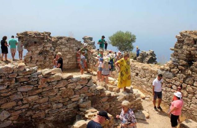 Gazipaa'da programmz dahilinde Antiocheia Ad Cragum Antik Kenti'ne gidiyoruz ve devamnda Kral Koyu'nda yzme molas veriyoruz. Bugnk turumuzda yaklak 70 Litvanyal turistimiz var...    