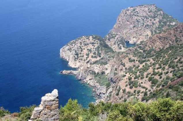 Gazipaa'ya yaklak 21 kilometre mesafedeki Gney Mahallesi Nohut Yeri mevkisinde bulunan Antiocheia Ad Cragum Antik Kenti ve Kral Koyu, yerli ve yabanc turistlerin en youn ziyaret ettii noktalarn banda yer alyor.      