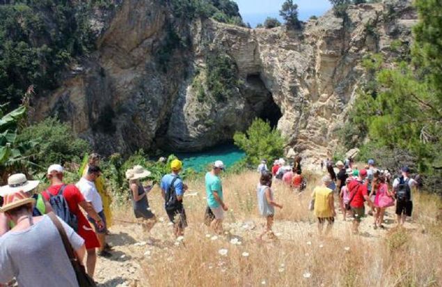 Roma ve Bizans dnemlerinde de yerleim grm olan antik kentteki orta a kalesi, agora, stunlu cadde, kilise, hamam, antsal kap, tapnak ve nekropol alanndaki ant mezarlar ve triconhos ile antik kent gezisi son buluyor.     