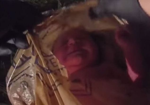 Gelen seslerin plastik poete koyulup ormana atlan bir bebekten geldii anlald  