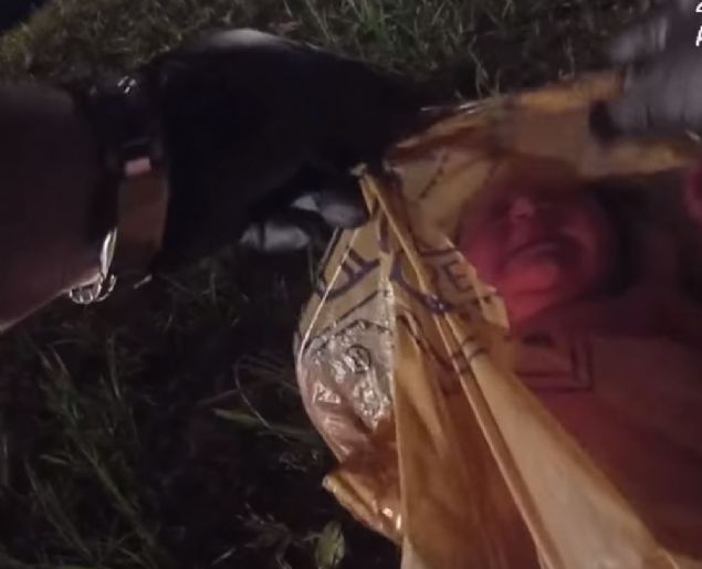 Blgeye gelen polislerle birlikte poet aldnda kahreden manzarayla karlald  