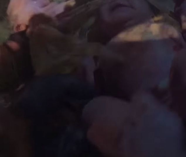 Bebein hzlca poetten karlarak zerinin kapatld grntlerde, polis ve poeti bulan kiinin aknl kameralara yansd  