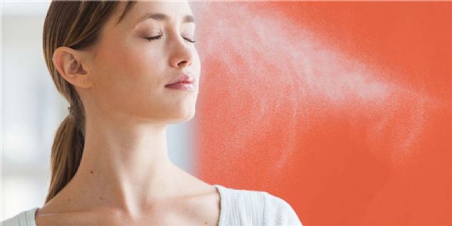 Su spreyi kullann  <br><br>  Bo bir ieyi soutulmu suyla doldurun, yznze, boynunuza ve dizlerinize pskrtn.      