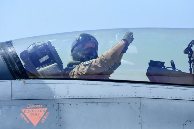 Mavi lke uluslararas arenada destekleniyor ve meru mdafa hakkn kullanmaktadr. Krmz lke snrlar iinde kalan stratejik ve taktik hedeflere taarruz yapmakta ve anlk istihbaratla tespit ettii hedefleri imha etmektedir. Eitime katlan Trk ve yabanc lkeler mavi lkenin uaklar iken krmz lke uaklar tamamen krmz lke Trk lke uaklarndan olumaktadr.  