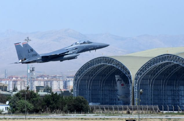 TATBKATTA PETROL BORU HATTI STRATEJK HEDEF KABUL EDLD   <br><br>  Tatbikatn senaryosuna gre, mavi ve krmz olarak adlandrlan birbirine komu iki lke ele alnd. Mavi lke snrnda olan petrol boru hatt ve hattn baland liman stratejik bir hedef olarak kabul edildi. Krmz lke, saldrgan bir tutum sergilemekte ve mavi lke snrnda bulunan boru hattnn etrafnda terr rgt yaplanmasn destekliyor.  