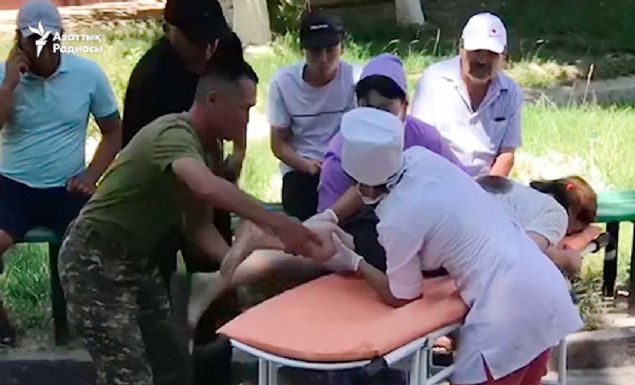 Videonun devamnda tyler rperten patlamay korku dolu gzlerle izleyen insanlar var. 