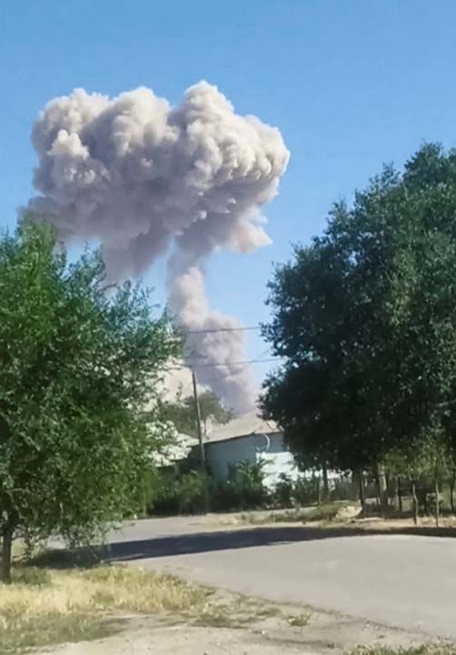 Askerler videonun devamnda, blgedeki sivil kadnlar uzaklatrmalar iin yakndaki otoyoldan geen iki arabay durduruyor. 