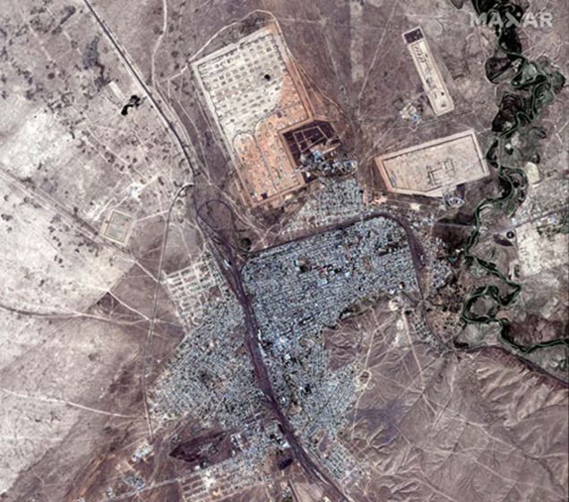 Baka bir kaytta ise, patlayan depodan krk camlar arasnda koarak kamaya alan, bir yandan da etrafa kfrler savuran askerler yer alyor. 