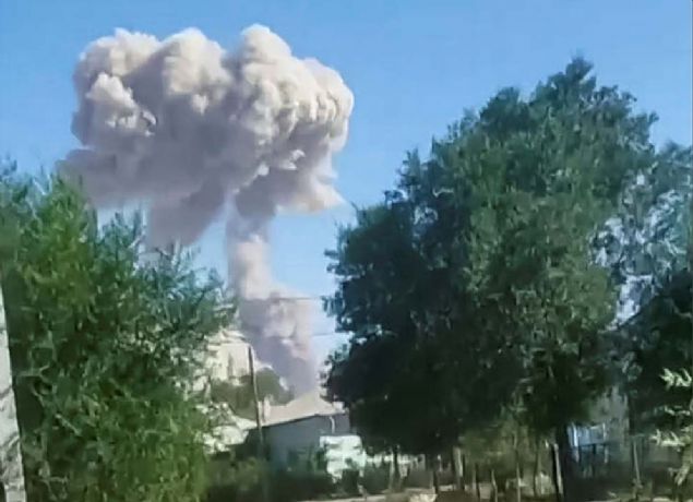 Arys sakinleri tarafndan ekilen videolarda, cephanelerin gk grltsne benzer bir grlt eliinde patlad grlyor.   