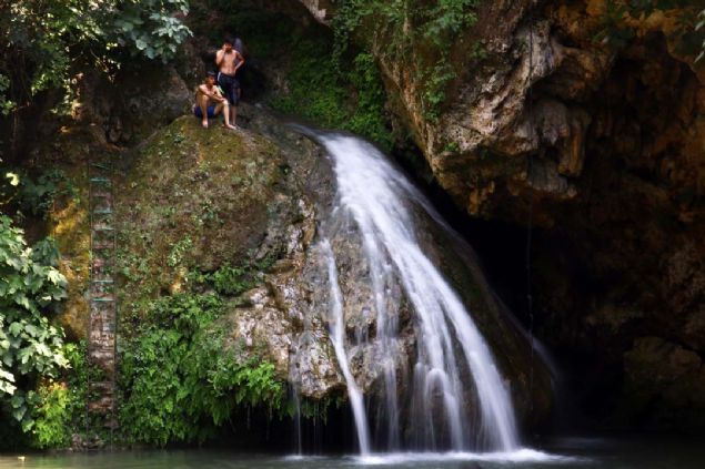 Osmaniye'nin Dzii ile snrlar iinde yer alan ve adn yeil doasndan alan Yeil elale, hem doaseverlerin hem de scaktan bunalanlarn urak mekan haline geldi. 