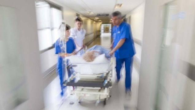 Hastaneye geldi�imizde doktorlar �ld���n� s�yledi. Teyzem defibrilat�re kondu. Ard�ndan mucizevi bir �ekilde uyand�. Uyand���nda konu�am�yordu. Kuzenlerimden k���t kalem istedi. K���da 'O ger�ek' yazd�.' 