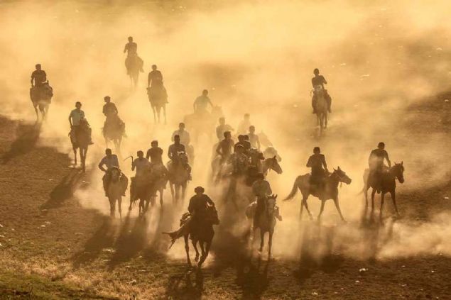 Krgzistan'da milli spor olarak kabul edilen, zel gnler ve dn trenlerinde oynanan Buzka (Kkbr) oyununda biniciler maharetlerini sergiliyor. 