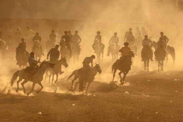 Oyunda iki takma ayrlan biniciler, yerdeki olak postunu kapmann mcadelesini verirken, tozlu alanda ekimeli geen oyun, post paralanncaya kadar devam ediyor. 