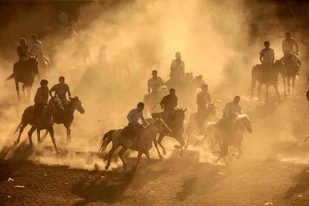 Mcadele renkli grntlere sahne olurken, mahalle sakinleri de bu ekimeyi keyifle izliyor. 