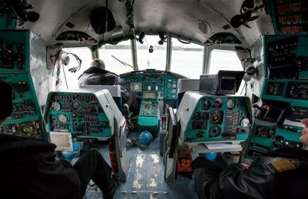 Mi-26'nn uu ekibi 2 pilot, bir uu mhendisi, bir seyrseferci, bir teknisyenden oluuyor.              