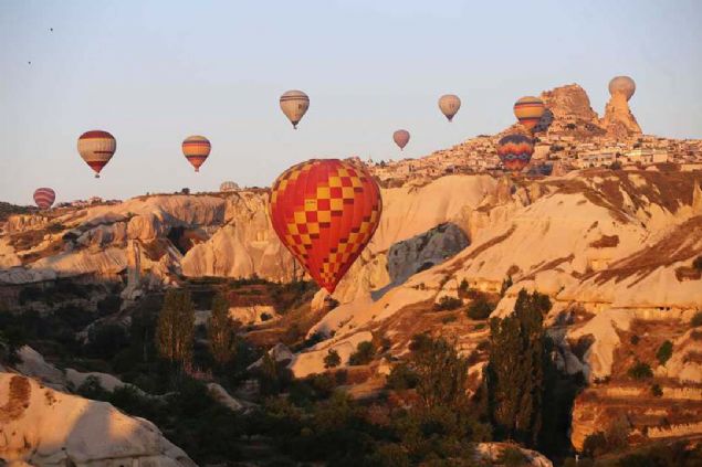 Do�al, tarihi ve k�lt�rel zenginlikleriyle T�rkiye'nin �nemli turizm merkezlerinden Kapadokya'da, s�cak hava balon turlar� alternatif turizm etkinliklerinin ba��nda geliyor. 