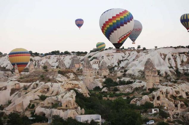 Yo�un ilgi nedeniyle kimi zaman yer bulamayan turistler b�lgede plan�ndan fazla konaklama da yap�yor. S�rf balon turuna kat�labilmek i�in Kapadokya'ya gelen turist say�s� da az�msanmayacak kadar �ok.' diye konu�tu. 