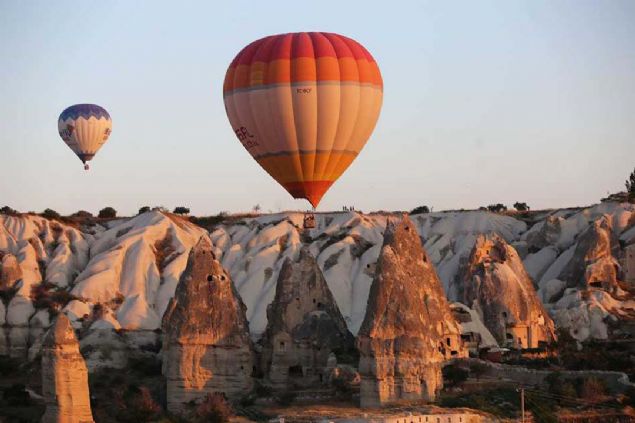 UNESCO D�nya K�lt�r Miras� Listesi'nde yer alan ve her y�l y�zbinlerce turist taraf�ndan ziyaret edilen b�lgeyi ku� bak��� izlemek isteyen turistlere y�nelik her sabah s�cak hava balon turu d�zenleniyor. 