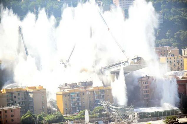 Alttaki demiryolu hatt�na, nehire ve bir depoya enkaz d��erken, toplam 43 ki�i hayat�n� kaybetti. 