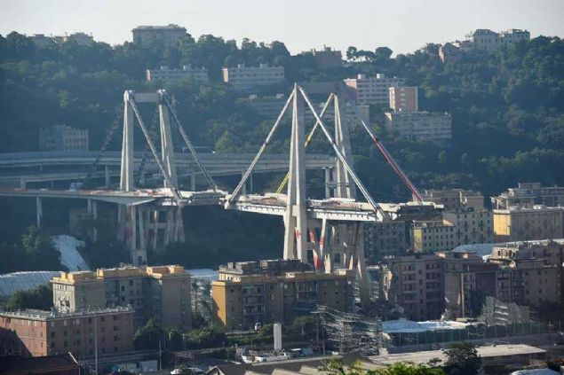 14 A�ustos 2018'deki yo�un ya���ta, Morandi k�pr�s�n�n 200 metrelik bir k�sm� ve �� destek kulesinden biri, �zerinde yo�un trafik varken ��km��t�. 