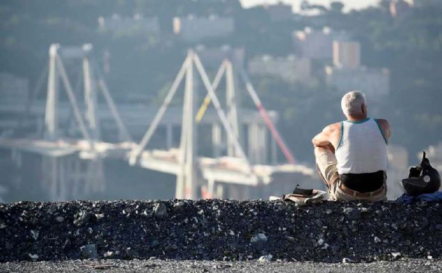Ba�bakan Matteo Salvini ve Ba�bakan Yard�mc�s� Luigi di Maio patlamay� yerinde izledi. 