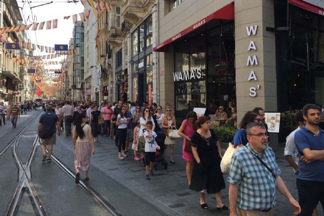 Galatasaray lkokulu'nda renim grecek 50 renci iin 10 bine yakn bavuru olunca stiklal Caddesi'nde uzun kuyruk olutu.  
